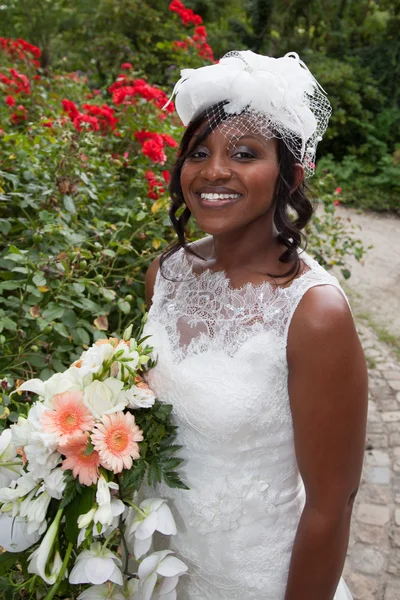 Retrato de uma noiva linda e bonita sorrindo — Fotografia de Stock