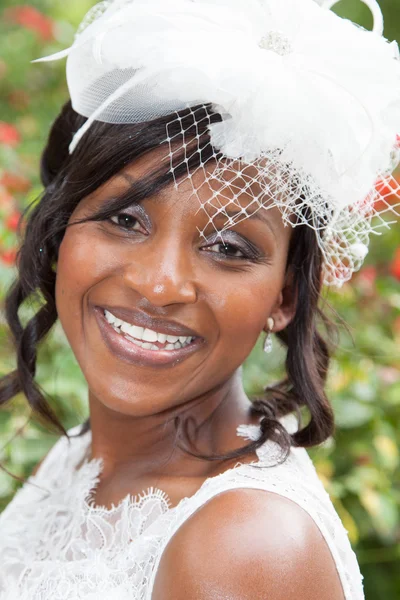 Portrét krásné a krásná nevěsta, usmívá se zuby — Stock fotografie