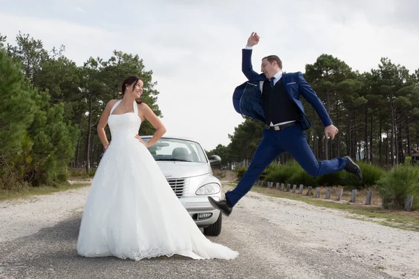 Прыжок счастья жениха в день свадьбы — стоковое фото