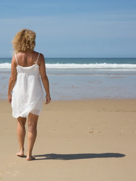 Bella ragazza bionda sulla spiaggia da sola — Foto Stock