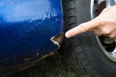 Çok eski bir araba tekerlek yakınındaki paslı