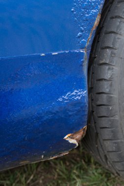 Çok eski bir araba tekerlek yakınındaki paslı