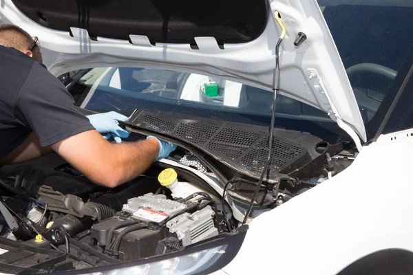 Manos del hombre mecánico de automóviles reparaciones de coches — Foto de Stock