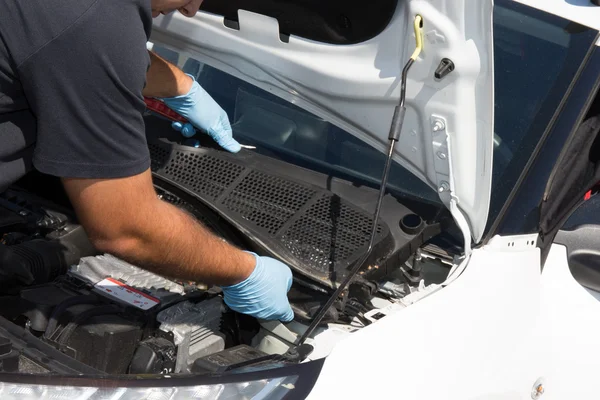 Mãos de homem carro mecânico reparos carro — Fotografia de Stock