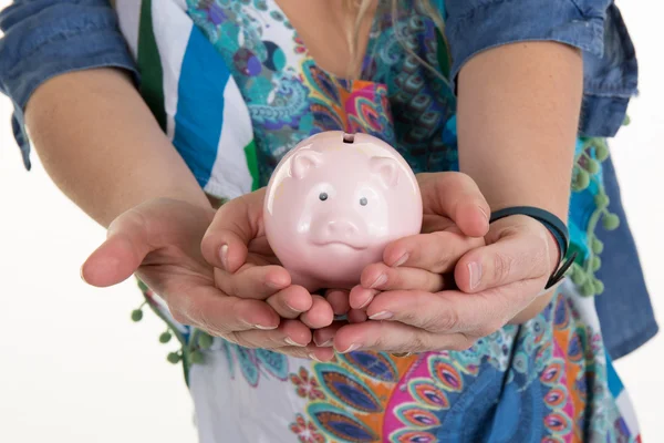 Moeder en jong meisje houden piggy bank — Stockfoto