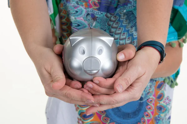 Moeder en jong meisje houden piggy bank — Stockfoto