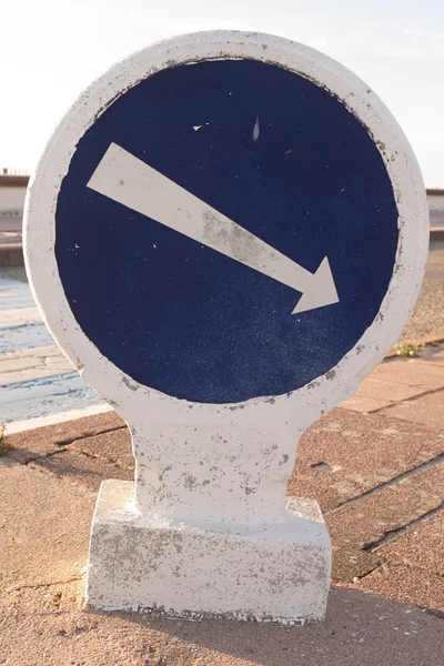 Flecha blanca en la vieja y azul señal de tráfico - sentido del tráfico —  Fotos de Stock