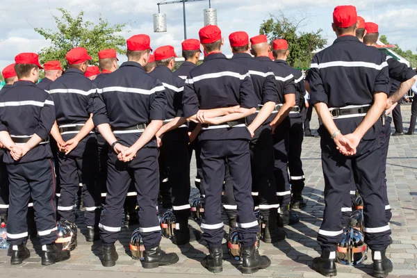 Parata militare durante cerimonia di giorno nazionale con cappello rosso — Foto Stock