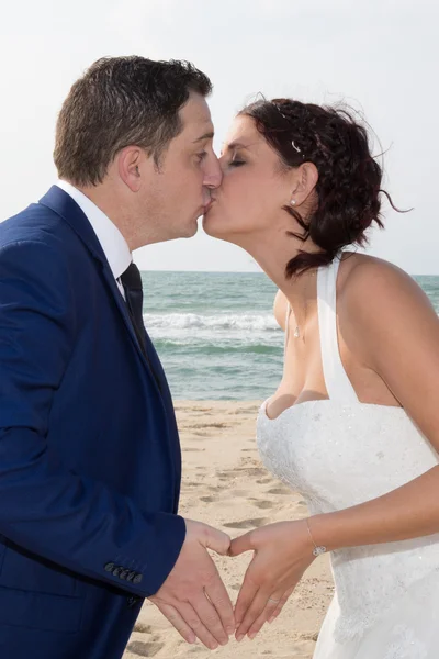 Düğün, güzel romantik gelin ve damat öpüşme ve kucaklayan — Stok fotoğraf