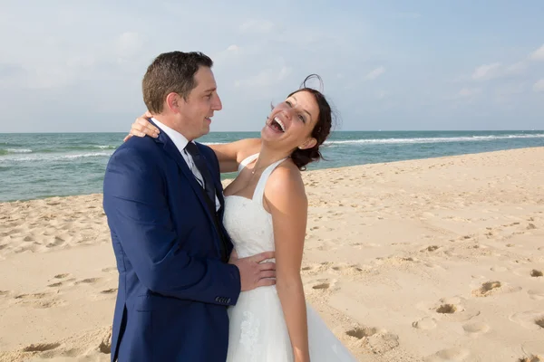 Portrait d'un couple souriant partageant un moment romantique à la plage — Photo