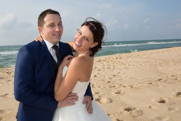 Portrait d'un couple souriant partageant un moment romantique à la plage — Photo