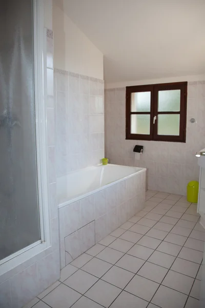 Modern beyaz banyo iç parlak bir evde — Stok fotoğraf