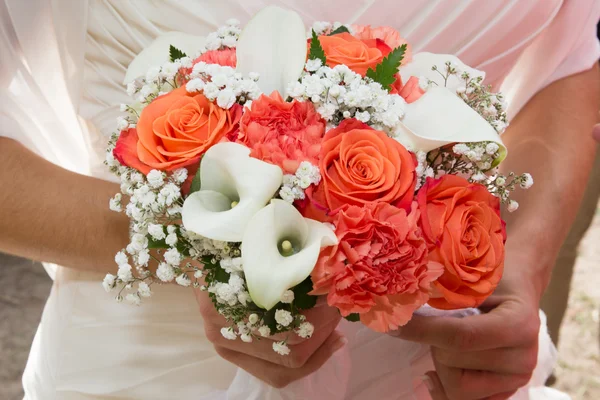 Noiva segurando buquê de casamento com flores laranja e branca — Fotografia de Stock