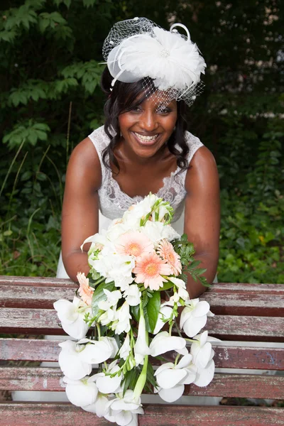 Linda e feliz noiva afro-americana sorrindo — Fotografia de Stock