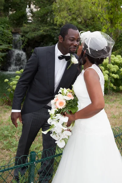 Noiva feliz e noivo em seu dia do casamento — Fotografia de Stock