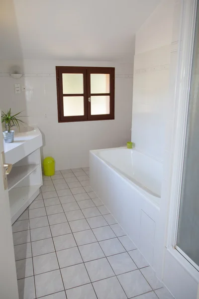 Interior moderno banheiro branco em uma casa brilhante — Fotografia de Stock