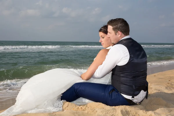 Couple impatient contre le ciel bleu — Photo