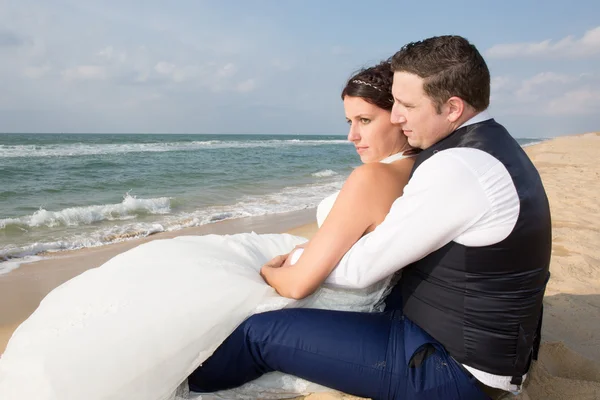 Amare coppia felice abbracciando in spiaggia — Foto Stock