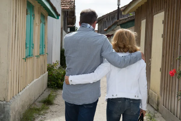 Volver de pareja de turistas de mediana edad en vacaciones — Foto de Stock