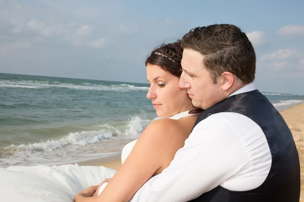 Alegre novio y novia están mirando bajo el cielo azul — Foto de Stock