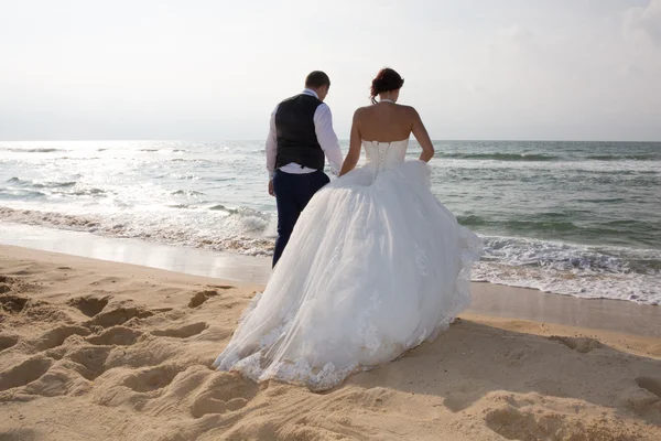 Pareja recién casada junto al océano —  Fotos de Stock