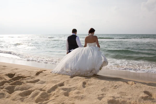 Coppia appena sposata in piedi con un vestito bianco — Foto Stock