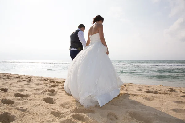 Hochzeitspaar verliebt am Strand — Stockfoto