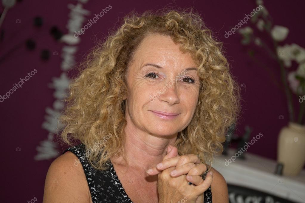 Reife Blondine auf dem Sofa rammeln Reife Blondine auf dem Sofa rammeln