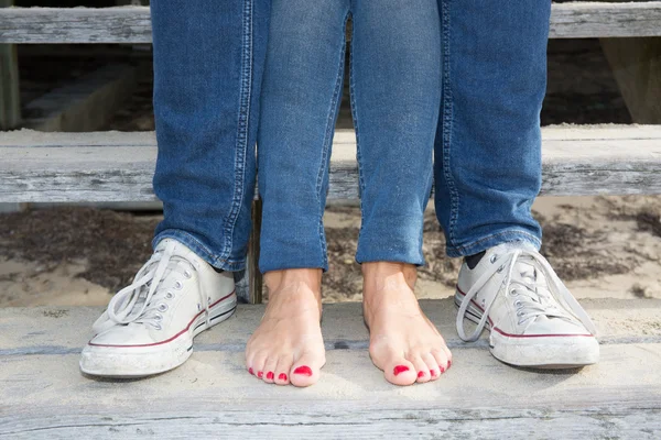 Blote voeten van vrouwelijke liefhebbers op houten trappen — Stockfoto