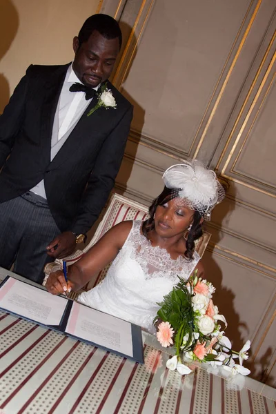 Noiva e noivo durante a cerimônia de casamento — Fotografia de Stock