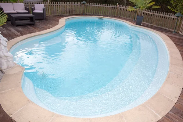 Beautiful house, swimming pool nobody inside, summer day — Stock Photo, Image