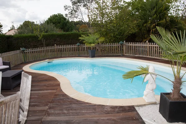 Schönes Haus, Schwimmbad niemand drinnen, Holzdeck — Stockfoto