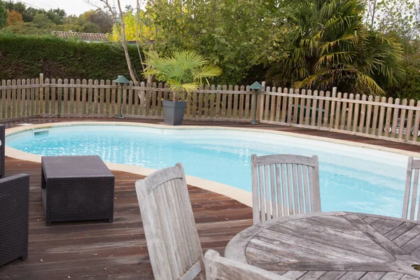 Hermosa casa, piscina no hay nadie adentro, terraza de madera — Foto de Stock