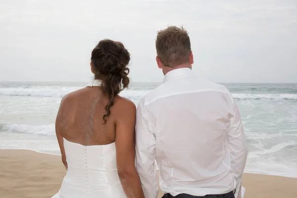 Playa pareja caminando en romántica viaje luna de miel vacaciones vacaciones de verano — Foto de Stock