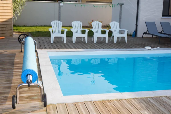 Piscina en el jardín en el parque . — Foto de Stock