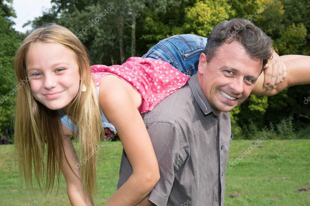 Stock photography ▻ Dad and little daughter having fun in the park happy to...