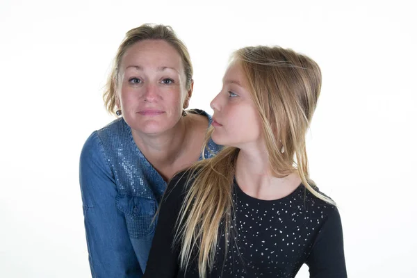 Madre e hija joven sobre un fondo blanco . — Foto de Stock