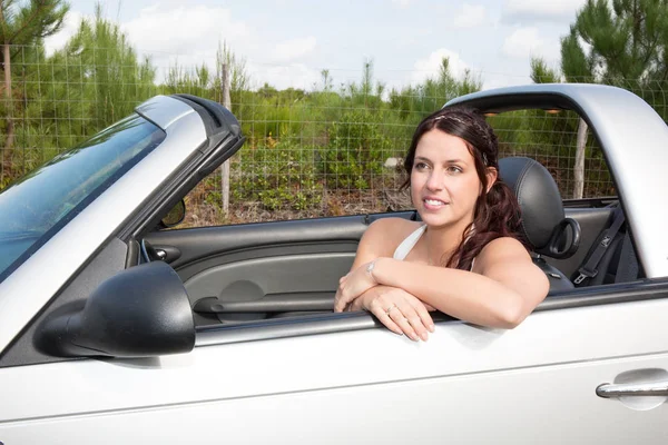 Mujer en un coche cabriolet fuera — Foto de Stock