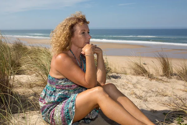 Blonde und ernste reife Frau am Strand — Stockfoto