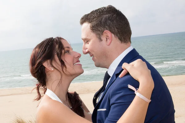 Жених и невеста на пляже — стоковое фото