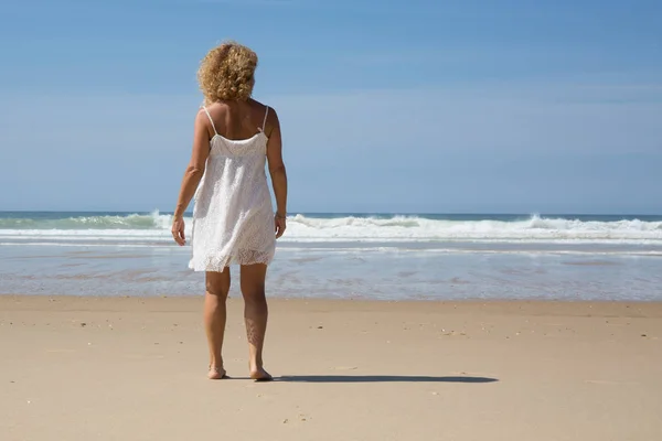 Mujer rubia en la playa, modelo delgado, felices vacaciones de verano —  Fotos de Stock