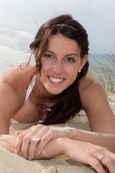 Nevěsta, leží na krásné pláži — Stock fotografie