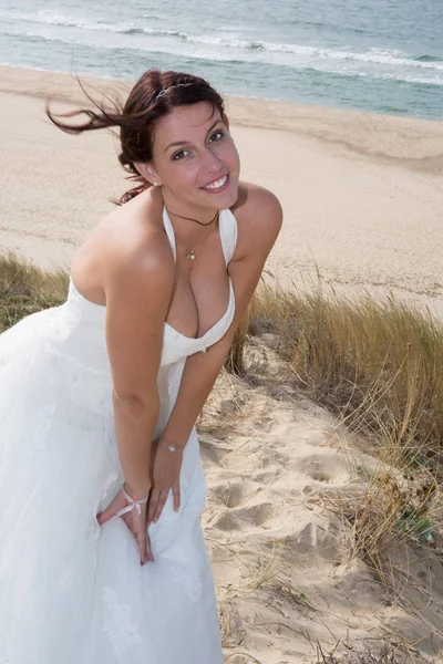Braut am Strand unter blauem Meer. — Stockfoto