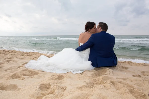 Paar in liefde zitten in blauw strand op vakantie reizen — Stockfoto