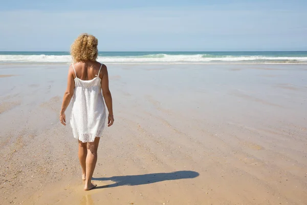 Mujer en la playa, modelo delgado, felices vacaciones de verano —  Fotos de Stock