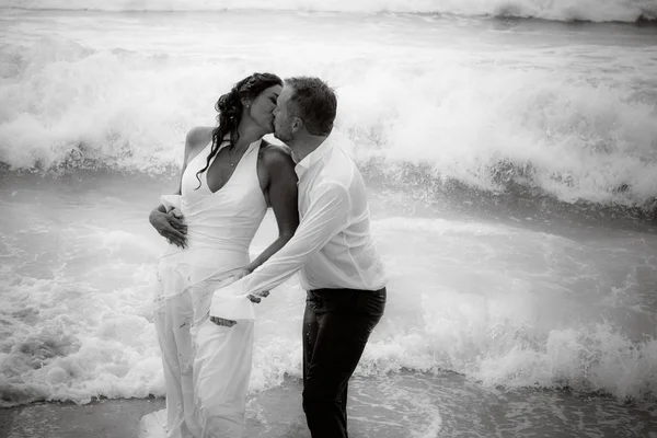 Besos amor boda pareja en el agua tener divertido — Foto de Stock