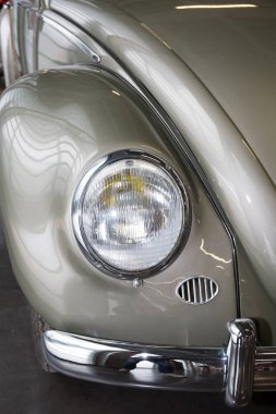 Gri bir eski model araba açık sağ tarafına yakın çekim