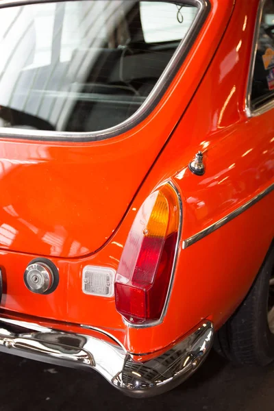 Leuchtend orange Rückseite eines antiken restaurierten Automobils — Stockfoto
