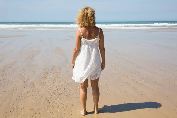 Bella donna sulla spiaggia, modello sottile, felice vacanza estiva — Foto Stock