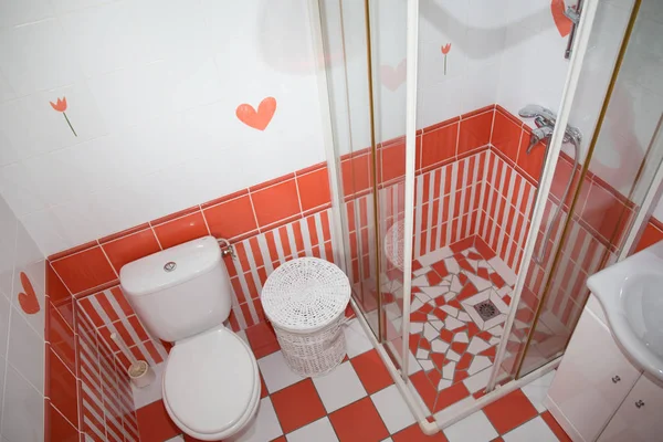 Interior de banheiro moderno vermelho com chuveiro de porta de vidro — Fotografia de Stock